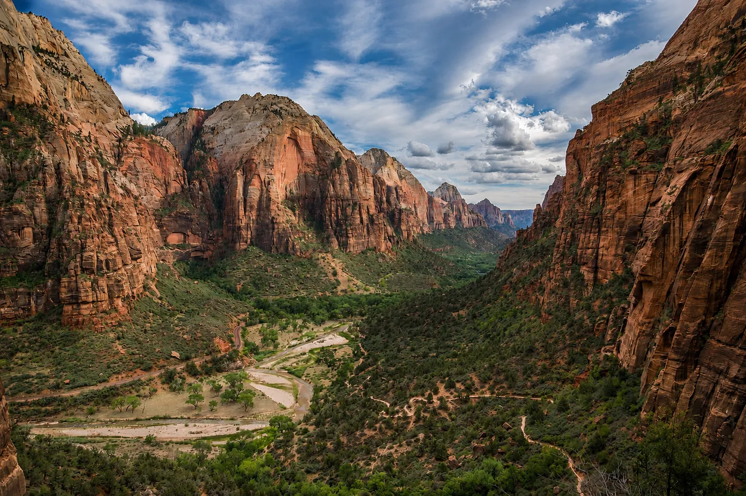 Zion 2026: Crowds, Shuttles & What First-Timers Should Know
